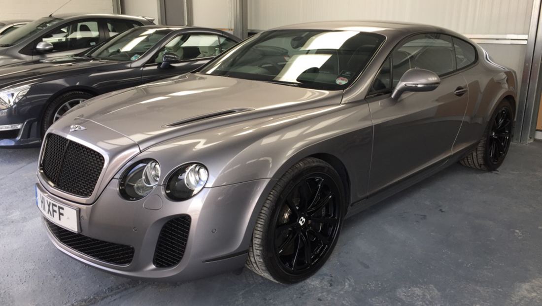 Bentley alloy wheel refurbished in a solid colour