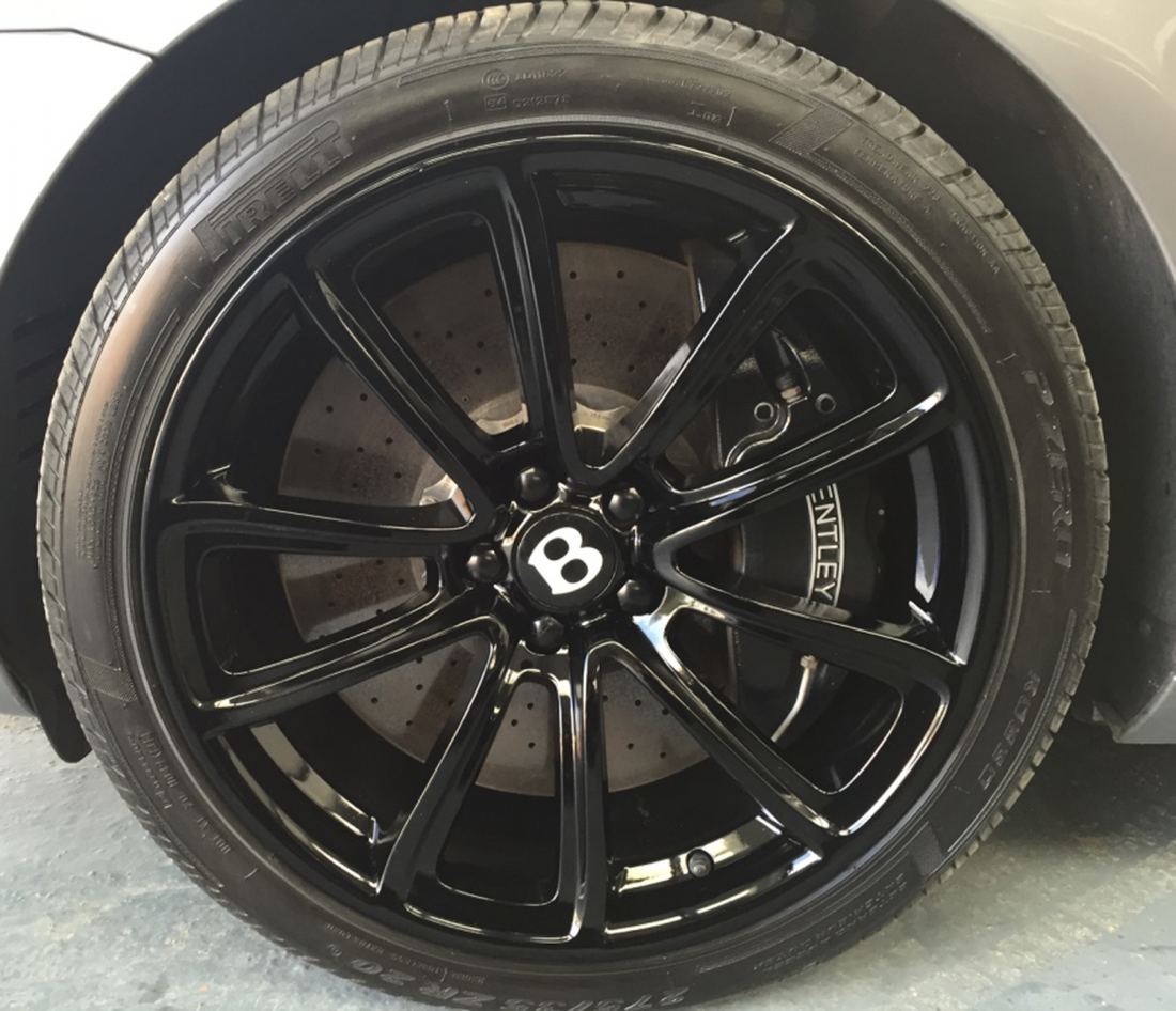 Bentley alloy wheel refurbished in a solid colour