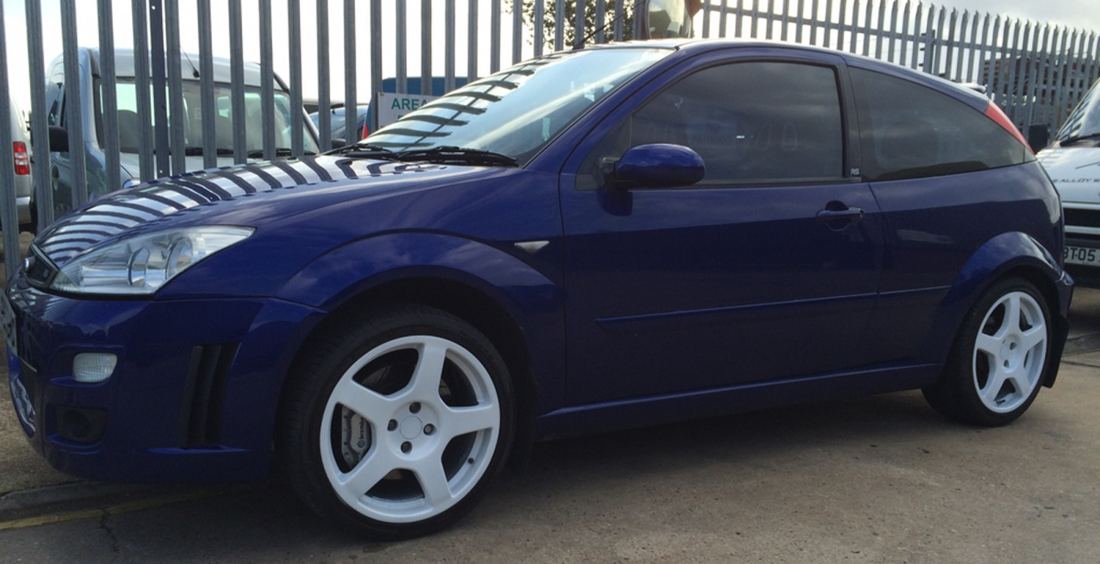 Ford Focus alloy wheel refurbished in a solid colour