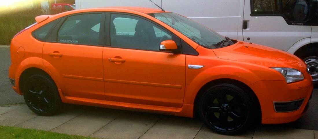 Ford ST alloy wheel refurbished in a solid colour