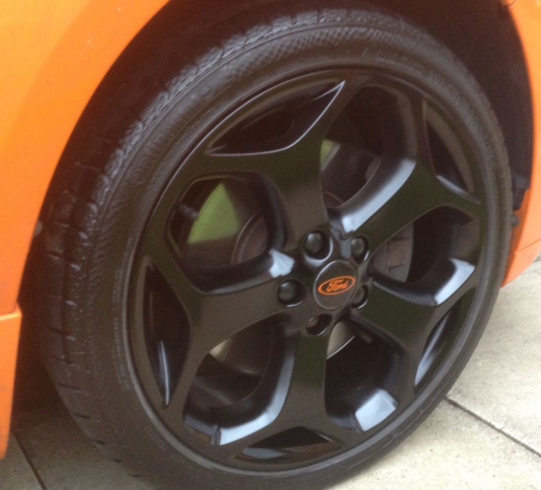 Ford ST alloy wheel refurbished in a solid colour