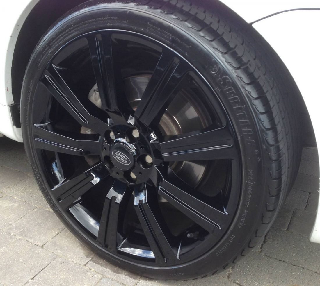 Range Rover alloy wheel refurbished in a solid colour