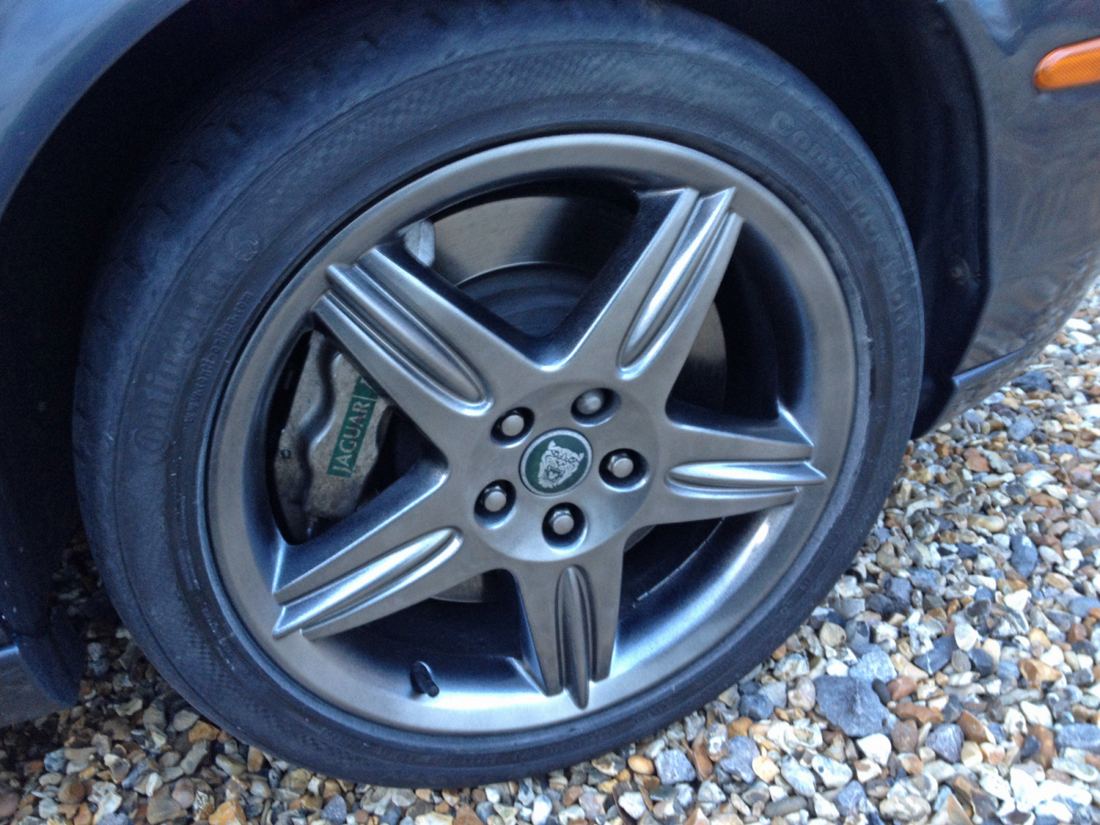 Jaguar alloy wheel refurbished in gunmetal