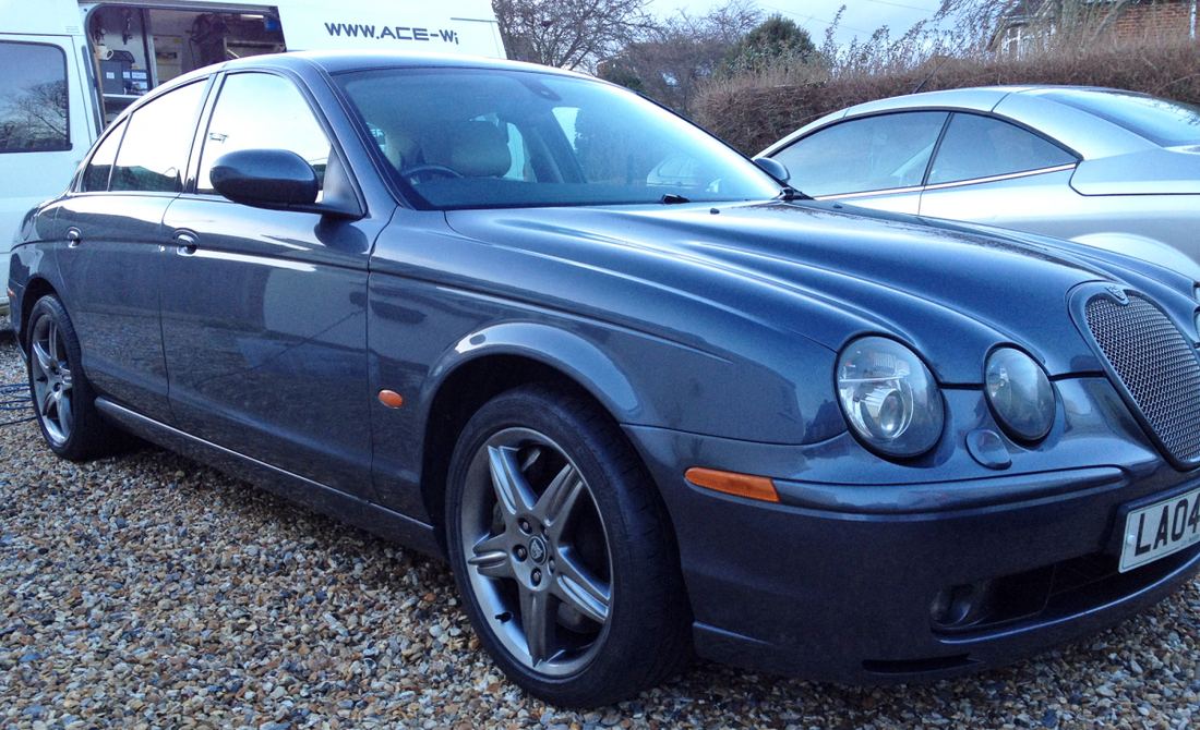 Jaguar alloy wheel refurbished in gunmetal