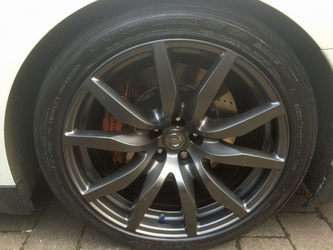 Nissan GT-R alloy wheel refurbished in gunmetal