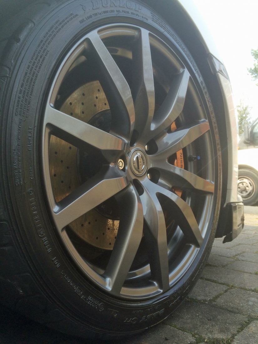Nissan GT-R alloy wheel refurbished in gunmetal