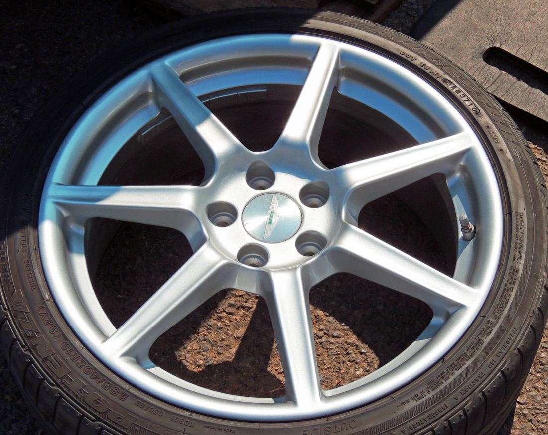 Aston Martin V8 alloy wheel refurbished in silver